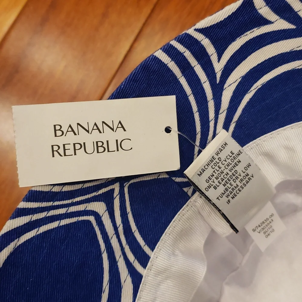 Banana Republic Blue And White women's Fedora Bucket hat.